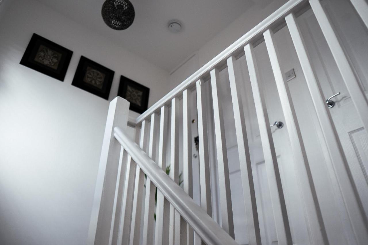 Large 4 Bedroomproperty Driveway And 3 Bathrooms Burton Latimer エクステリア 写真