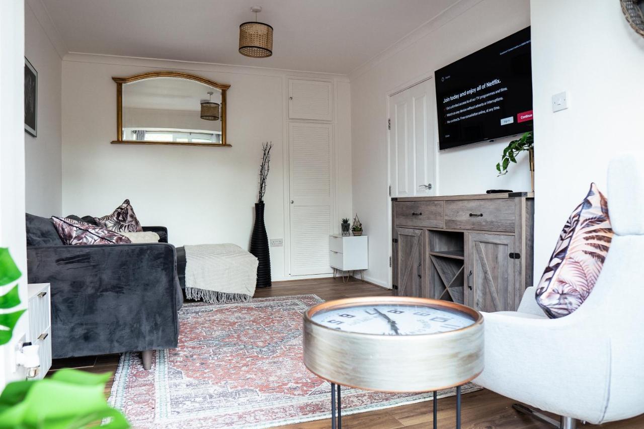 Large 4 Bedroomproperty Driveway And 3 Bathrooms Burton Latimer エクステリア 写真