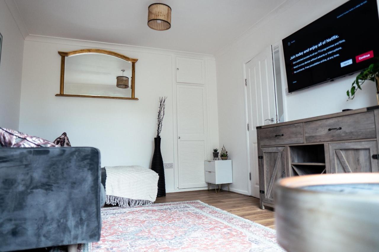 Large 4 Bedroomproperty Driveway And 3 Bathrooms Burton Latimer エクステリア 写真